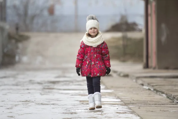 可爱的小年轻滑稽漂亮的女孩的肖像在温暖的冬季服装行走自信独自在白色明亮模糊户外复制空间背景 童年之美 — 图库照片