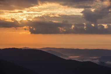 Geniş panorama, fantastik görünümünü parlak açık turuncu gökyüzü kopya alan arka plan üzerinde gün batımında sabah sis yeşil Karpat Dağları ile kaplı. Güzellik, Doğa, turizm ve seyahat kavramı.