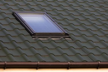 Yakın çekim detay penceresinin karanlık sera shingled çatı arka planda yüklü yeni küçük tavan plastik. Profesyonel olarak yapılan yapı ve inşaat çalışması, çatı ve yükleme kavramı.