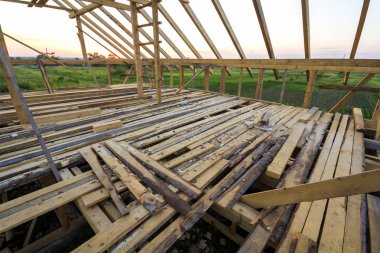 Yeni ahşap ev yapım aşamasında. Tavan çatı çerçeve karşı Close-up gökyüzünden içinde temizleyin. Doğal malzemelerin ekolojik rüya ev. Yapı, inşaat ve yenileme kavramı.