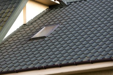 Yakın çekim detay penceresinin karanlık sera shingled çatı arka planda yüklü yeni küçük tavan plastik. Profesyonel olarak yapılan yapı ve inşaat çalışması, çatı ve yükleme kavramı.