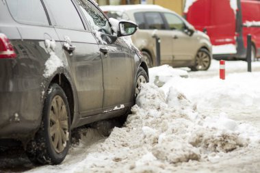 Bulanık kış gün arka plan üzerinde park yerinde derin karda araba yakın çekim ayrıntı arka kısmı Park. Ulaşım, kentsel yaşam tarzı ve park sorunları kavramı.