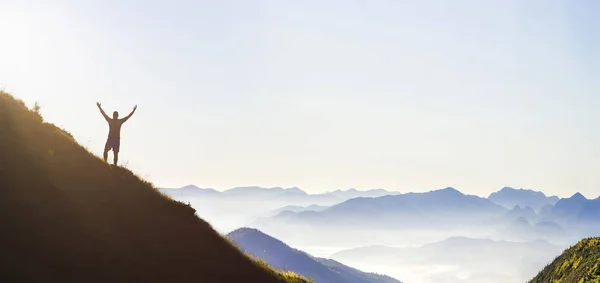 Hombre Cima Montaña Escena Emocional Joven Con Mochila Pie Con — Foto de Stock