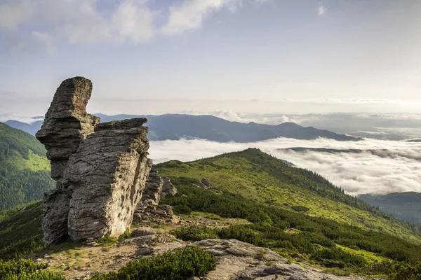 Enorme Roca Rocosa Piedra Caliza Cima Montaña Verde Fondo Del —  Fotos de Stock