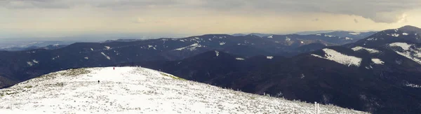 Snötäckta Carpathian Berg Kullar Med Långväga Vandrare Turister Vintern — Stockfoto