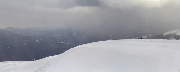 Neige Couverte Collines Des Carpates Avec Des Randonneurs Lointains Touristes — Photo