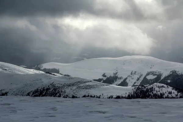 Маунтін Зими Карпатських Гір Драматичним Хмари — стокове фото