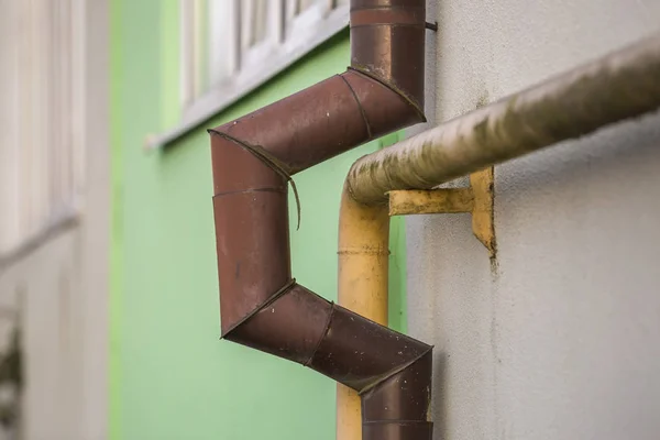 Kirli Boyalı Sarı Doğal Gaz Kahverengi Cilt Payı Yağmur Boruları — Stok fotoğraf