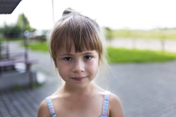 Yazık Kamera Arıyorum Genç Güzel Küçük Sarışın Soluk Mutsuz Huysuz — Stok fotoğraf