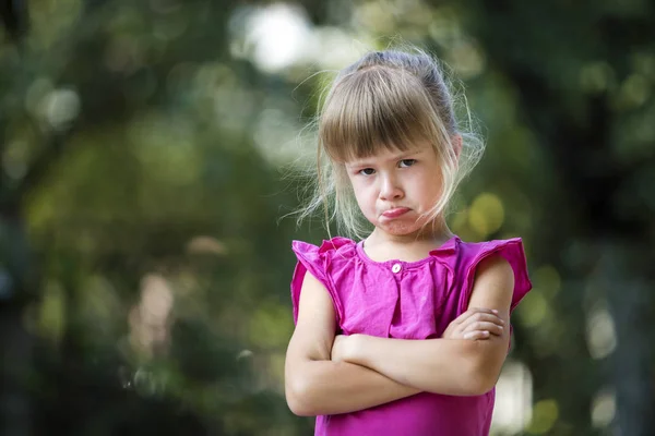 Porträt Von Ziemlich Lustig Launisch Unglückliche Junge Blonde Kind Mädchen — Stockfoto