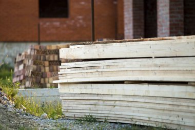 Site bina doğal kahverengi düzensiz kaba ahşap Komiteler yığını. Endüstriyel ahşap marangozluk, bina, onarım ve mobilya, inşaat çatı için kereste malzeme için.