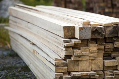 Site bina doğal kahverengi düzensiz kaba ahşap Komiteler yığını. Endüstriyel ahşap marangozluk, bina, onarım ve mobilya, inşaat çatı için kereste malzeme için.