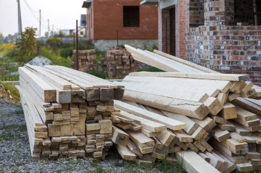 Site bina doğal kahverengi düzensiz kaba ahşap Komiteler yığını. Endüstriyel ahşap marangozluk, bina, onarım ve mobilya, inşaat çatı için kereste malzeme için.