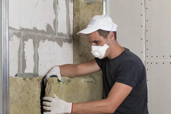 Trabajador Máscara Respiradora Protectora Aislante Lana Roca Aislante Marco Madera —  Fotos de Stock