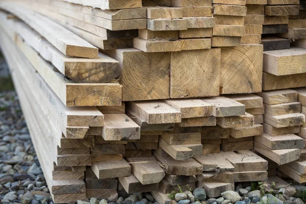 Close Van Opgestapelde Stapel Natuurlijke Bruine Ongelijke Ruwe Houten Planken — Stockfoto