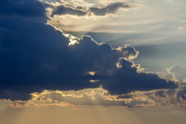 Gündoğumu veya günbatımı gökyüzüne Panoraması. Açık gökyüzü parlak turuncu sarı güneş tarafından koyu mavi bulutlar güzel manzarasına yaktı. Güzellik ve güç doğa, meteoroloji ve iklim kavramı değiştirme.