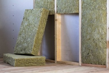 Alçıpan plakalar ile gelecekteki duvarlar için ahşap çerçeve kaya yünü ve fiberglas ile yalıtım personel soğuk bariyer için yalıtılmış. Rahat sıcak ev, ekonomi, inşaat ve tadilat kavramı.