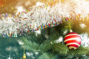 Süslü Noel ağacı, köpüklü ve peri arka plan kopya alanı ile. Yeni yıl arka plan ile serbest metin yer. Noel süslemeleri kavramı