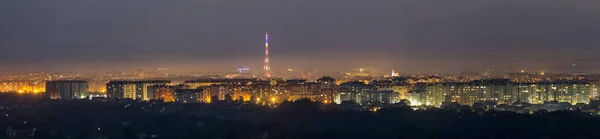 広いパノラマ 近代的な観光イヴァーノ フランキーウシク市 ウクライナの空中夜景 背の高い建物 高いテレビ塔 緑豊かな郊外の明るいライトのシーン — ストック写真