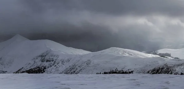 Vue Hivernale Sur Les Montagnes Des Carpates Avec Des Nuages — Photo