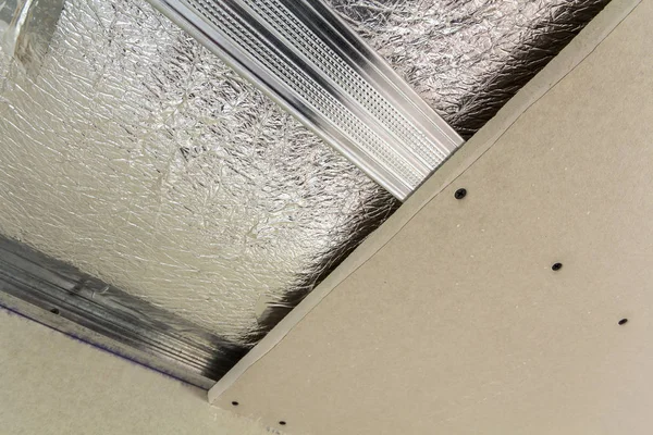 Вид Снизу Строящийся Недостроенный Зал Ремонт Серебряной Алюминиевой Изоляционной Фольгой — стоковое фото