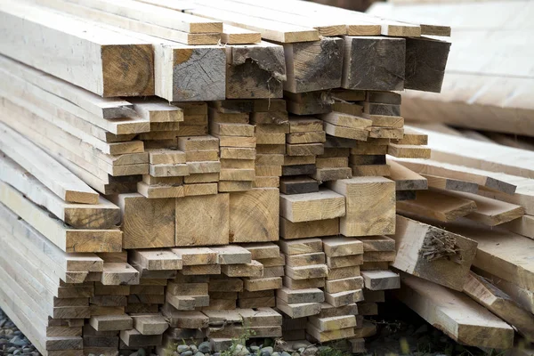 Close Van Opgestapelde Stapel Natuurlijke Bruine Ongelijke Ruwe Houten Planken — Stockfoto