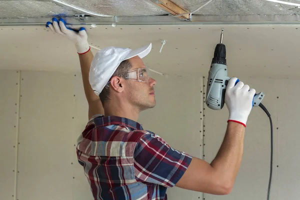 Jonge Man Bril Vaststelling Van Gipsplaten Opgeschort Plafond Metalen Frame — Stockfoto