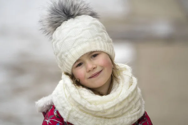 可爱的小年轻滑稽漂亮的笑容金发碧眼的女孩与灰色的眼睛在温暖的冬季服装白色明亮模糊户外复制空间背景 童年之美 — 图库照片