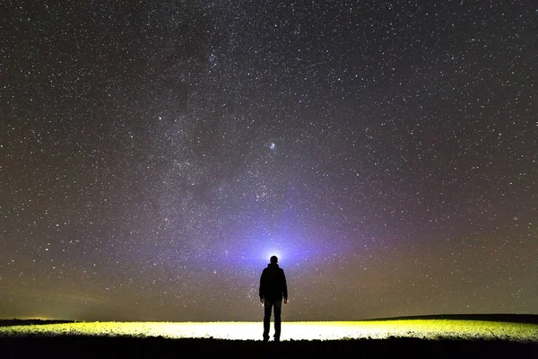 Zadní Pohled Člověka Hlavou Baterku Stojící Zelené Louce Krásné Tmavě — Stock fotografie