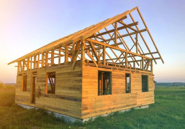 Geri görüntülemek beyaz yolcu orta boy ticari Lüks Minibüs Park van n gölgesi yeşil ağaç yaz şehir sokak ben yayalar ve otomobil yeşil ağaçların altında bulanık siluetleri ile.