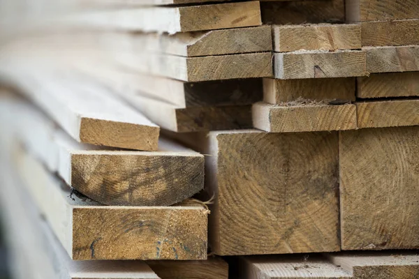 Stack Van Natuurlijke Bruine Ongelijke Ruwe Houten Planken Verschillende Grootte — Stockfoto