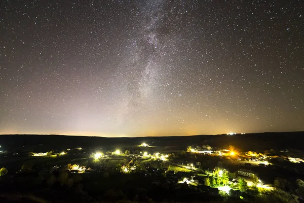 Hermoso Cielo Nocturno Estrellado Galaxia Vía Láctea Sobre Paisaje Rural —  Fotos de Stock