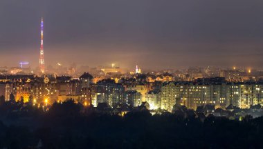Geniş panorama, modern turistik Ivano-Frankivsk City, Ukrayna hava gece görünümü. Yüksek binalar, yüksek televizyon kulesi ve yeşil banliyölerde parlak ışıkları sahne.