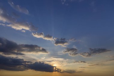 Gündoğumu veya günbatımı gökyüzüne Panoraması. Açık gökyüzü parlak turuncu sarı güneş tarafından koyu mavi bulutlar güzel manzarasına yaktı. Güzellik ve güç doğa, meteoroloji ve iklim kavramı değiştirme.