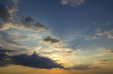 Gündoğumu veya günbatımı gökyüzüne Panoraması. Açık gökyüzü parlak turuncu sarı güneş tarafından koyu mavi bulutlar güzel manzarasına yaktı. Güzellik ve güç doğa, meteoroloji ve iklim kavramı değiştirme.