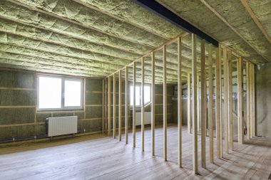 Yapım ve büyük ışık geniş boş oda meşe zemin, duvar ve tavan taş yünü, gelecekteki duvarlar için düşük tavan pencere ve ahşap çerçeve altında radyatörler Isıtma ile yenileme.