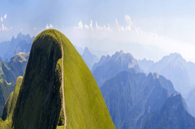 Araba ile seyahat için çakıl yol ile yaz dağlarda yeşil tepeler Panoraması
