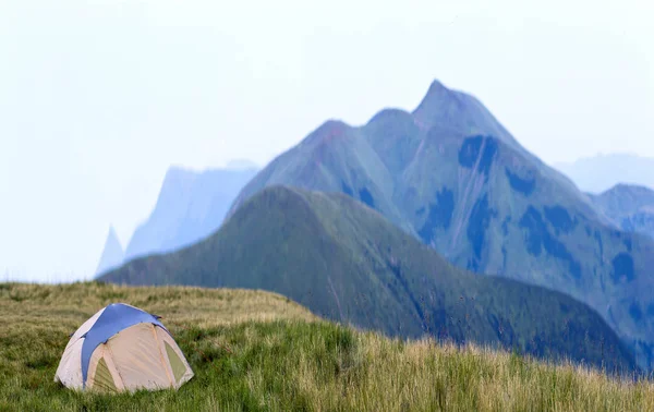 Dağ Panorama Turist Çadır Ile Gündoğumu Veya Günbatımı Dağlarda Hiking — Stok fotoğraf