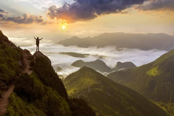 Brett Bergslandskap Liten Silhuetten Turist Med Ryggsäck Steniga Berg Slutta — Stockfoto