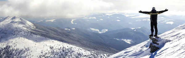 Silhueta Turista Sozinho Topo Montanha Nevado Pose Vencedor Com Mãos — Fotografia de Stock