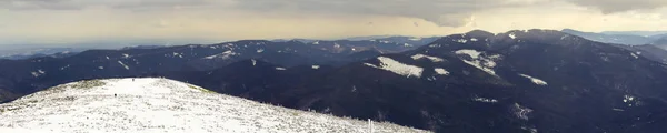 Schneebedeckte Karpaten Mit Weit Entfernten Wandertouristen Winter — Stockfoto