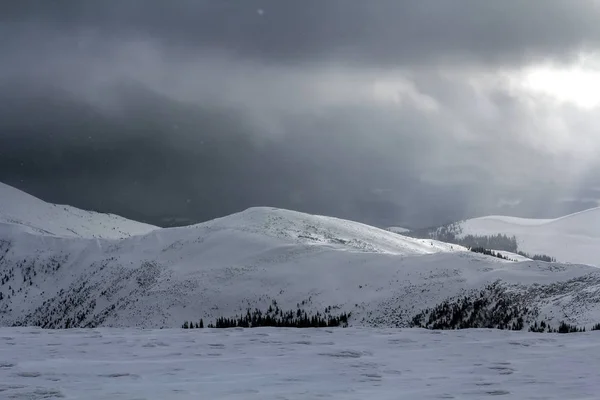 Маунтін Зими Карпатських Гір Драматичним Хмари — стокове фото