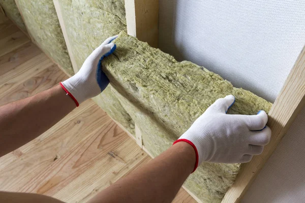 Detail Pracovníka Ruce Bílé Rukavice Izolační Rockwool Izolace Personálu Dřevěném — Stock fotografie