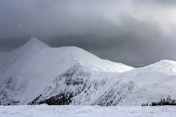 劇的な雲とカルパティア山脈の冬のマウンテン ビュー — ストック写真