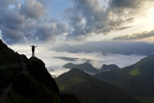 Weites Bergpanorama Kleine Silhouette Eines Touristen Mit Rucksack Felsigen Berghang — Stockfoto