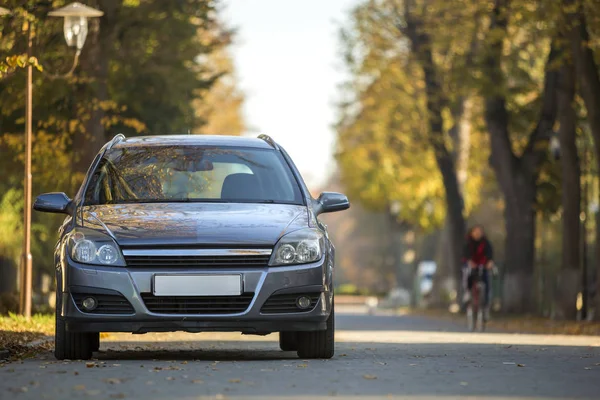 Vooraanzicht Van Grijs Glanzend Lege Auto Geparkeerd Rustige Wijk Asfaltweg — Stockfoto