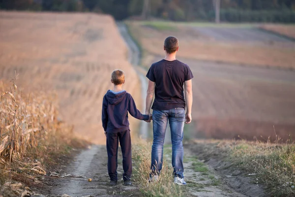 Vista Posteriore Giovane Padre Figlio Che Camminano Insieme Tenendosi Mano — Foto Stock
