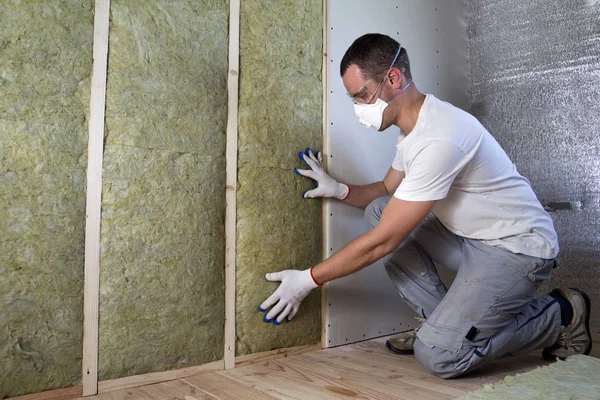 Lavoratore Occhiali Protettivi Respiratore Isolante Lana Roccia Isolante Cornice Legno — Foto Stock