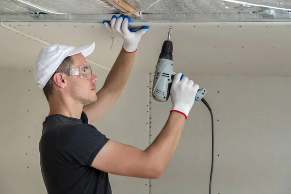 Giovane Uomo Maschera Fissaggio Muro Secco Controsoffitto Telaio Metallo Utilizzando — Foto Stock