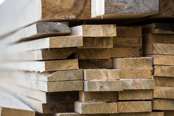 Stack Van Natuurlijke Bruine Ongelijke Ruwe Houten Planken Verschillende Grootte — Stockfoto